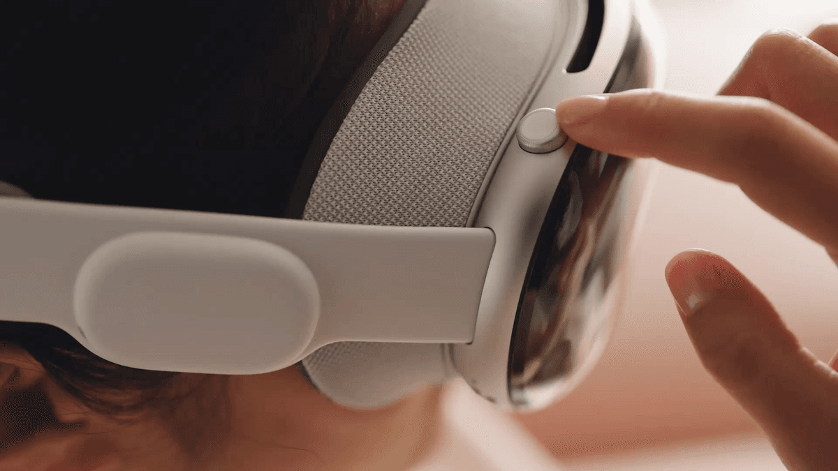 Apple Vision Pro minigarniturasining batareyasi ba'zi smartfonlarga qaraganda kichikroq, bu esa batareyaning yomon ishlash muddatini tushuntiradi