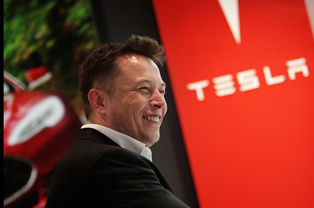 Nega Ilon Mask Tesla aktsiyalarida milliardlab dollarlarni sotmoqda