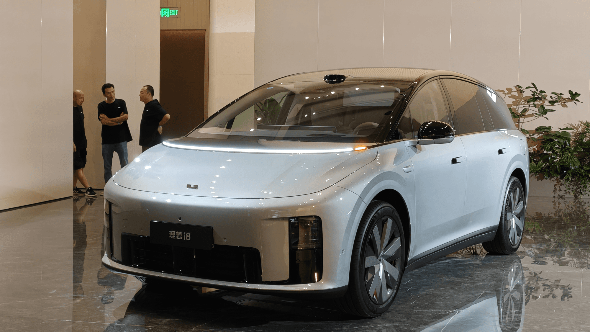 10 yil davomida ishlab chiqarilgan eng so‘nggi Li Auto avtomobili superxitga aylandi: bir necha kun ichida Li i8’ga 30 000 dan ortiq kishi buyurtma berdi.