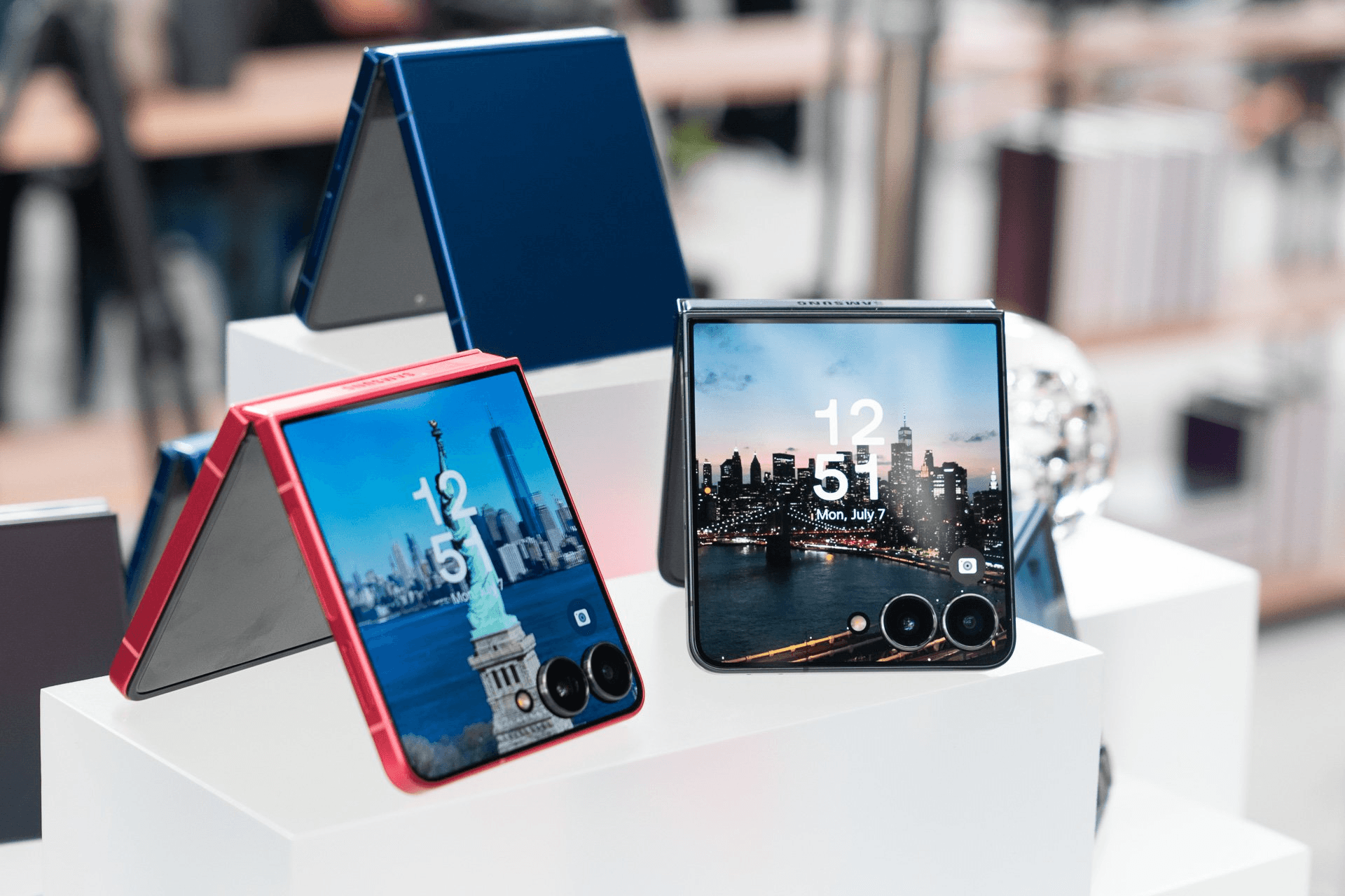 Samsung Galaxy Z Flip7 taqdim etildi - kattalashtirilgan ekranlar va akkumulyator, Exynos 2500 va qutidan One UI 8