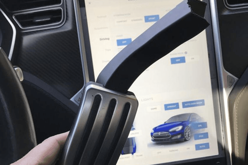 "Men buni unchalik qattiq bosdim deb o'ylamayman ..." Tesla plastik pedallari sinishni boshladi